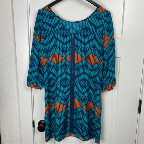 Buttons geometric medium exposed back zip dress - Picture 3 of 8